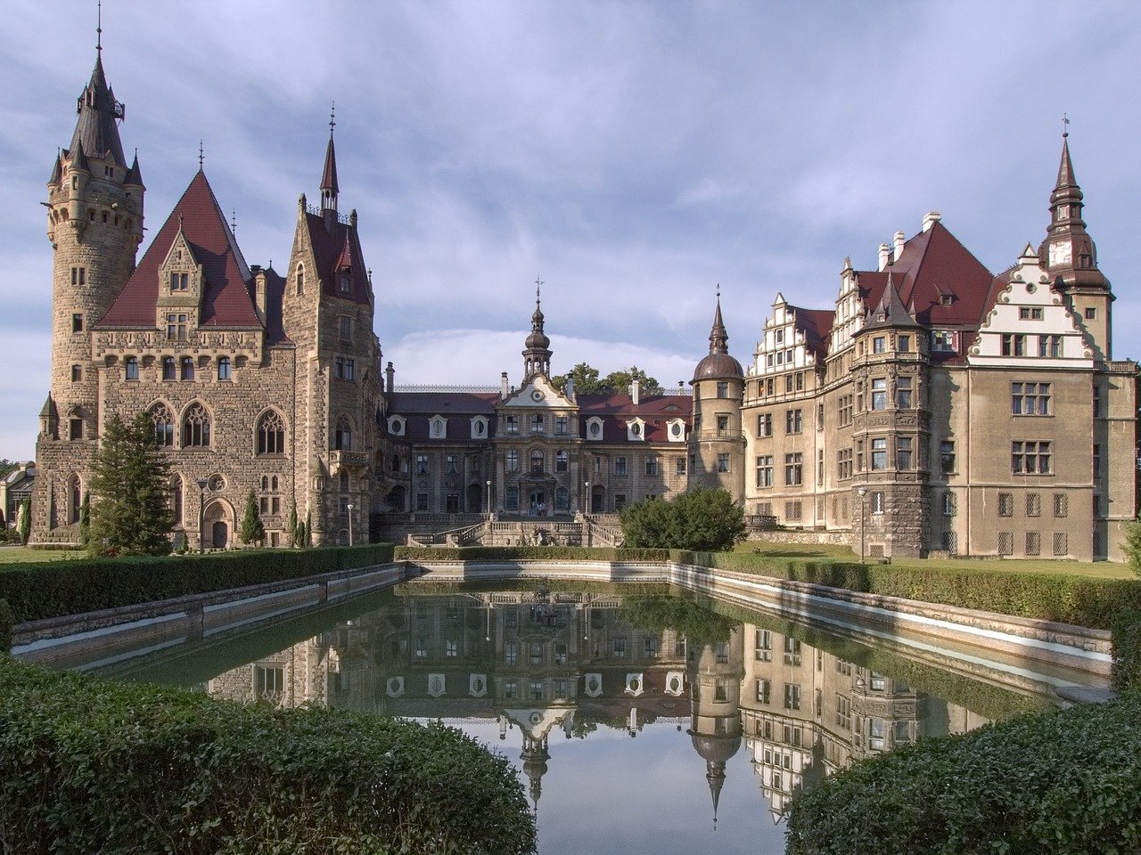 Zamek w Mosznej, doskonały sposób na wakacje w Polsce
